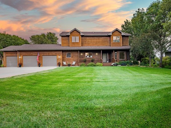  2817 Dailey Dr, Mitchell, SD 57301