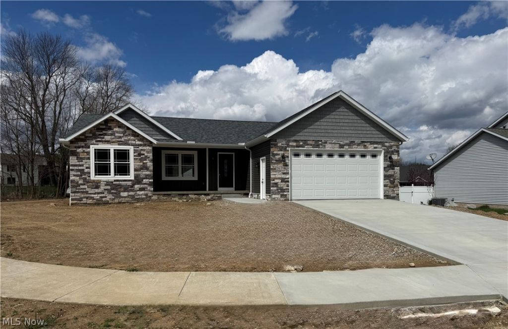 2639 Squirrel Hollow Street Ne, Canton, OH 44704 Main Photo