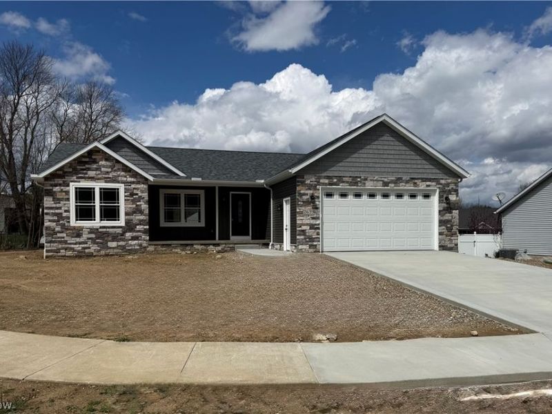 2639 Squirrel Hollow Street NE, Canton, OH 44704 Photo 1