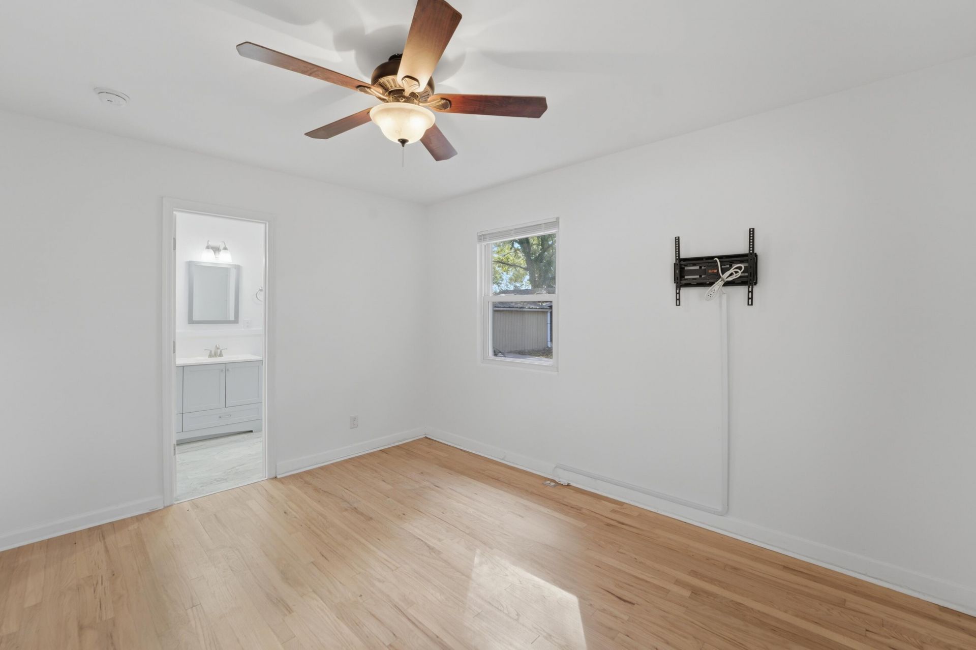 1749 Lady Ashley Street Photo 36