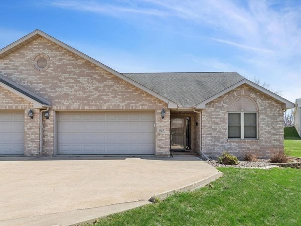 921 10th Street , Dewitt, IA 52742
