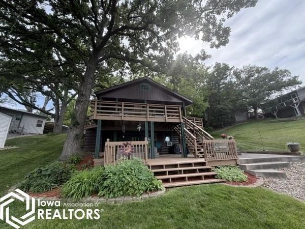 1053 Lakeshore Drive, Brooklyn, IA 52211