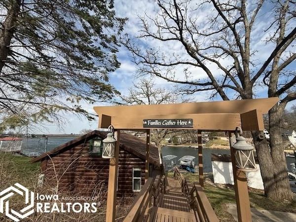 1053 Lakeshore Drive, Brooklyn, IA 52211