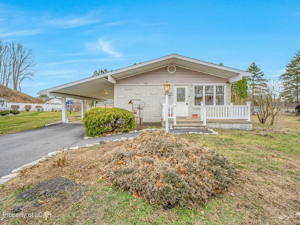 107 Stonecrest Drive, Moosic, PA 18507