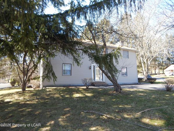 2 Cloverleaf Drive, Dallas, PA 18612