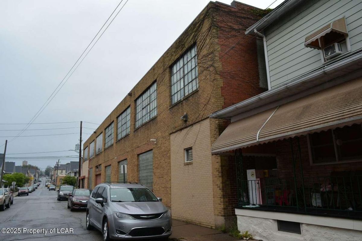61 N Pine Street, Hazleton, PA 18201 | MLS ID 25-4608 - Lewith 