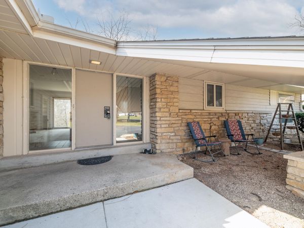 N60W15671 Hawthorne Dr, Menomonee Falls, WI 53051