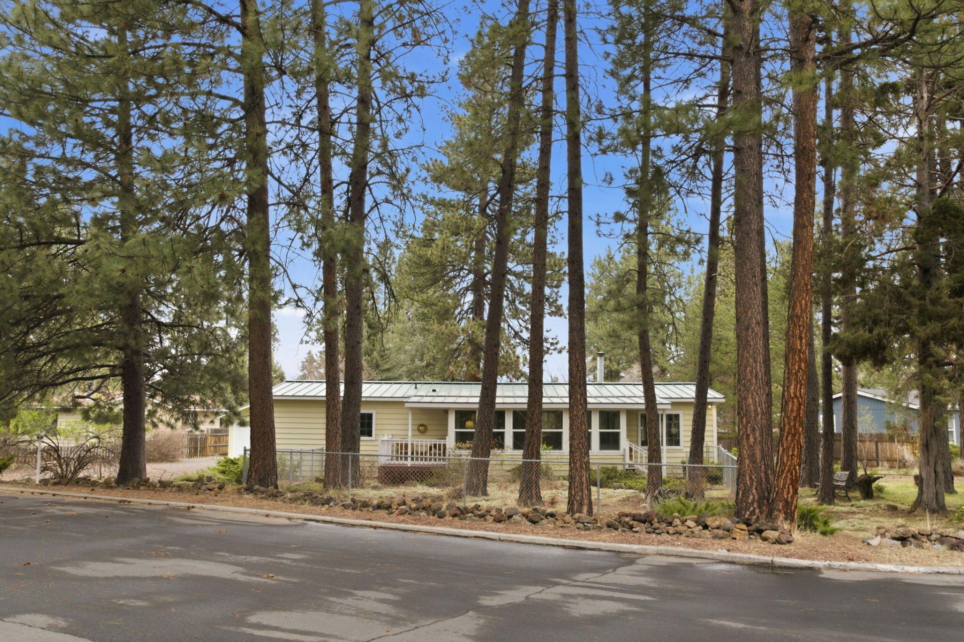 61067 Chuckanut Drive, Bend, OR 97702 Main Photo