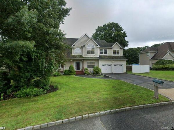 6 Debron Court , Centereach, NY 11720