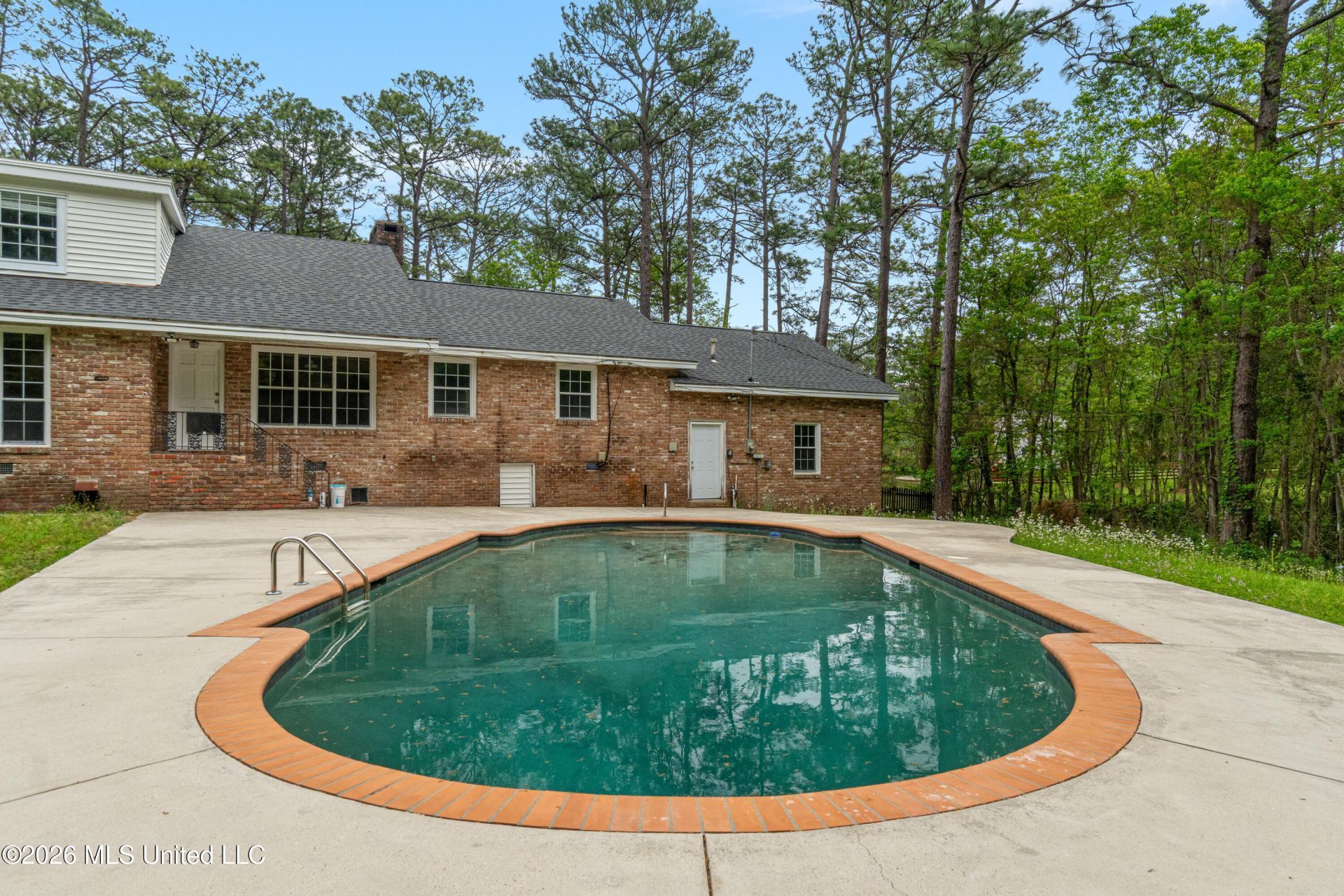 2 Village Lane, Hattiesburg, MS 39401 Main Photo