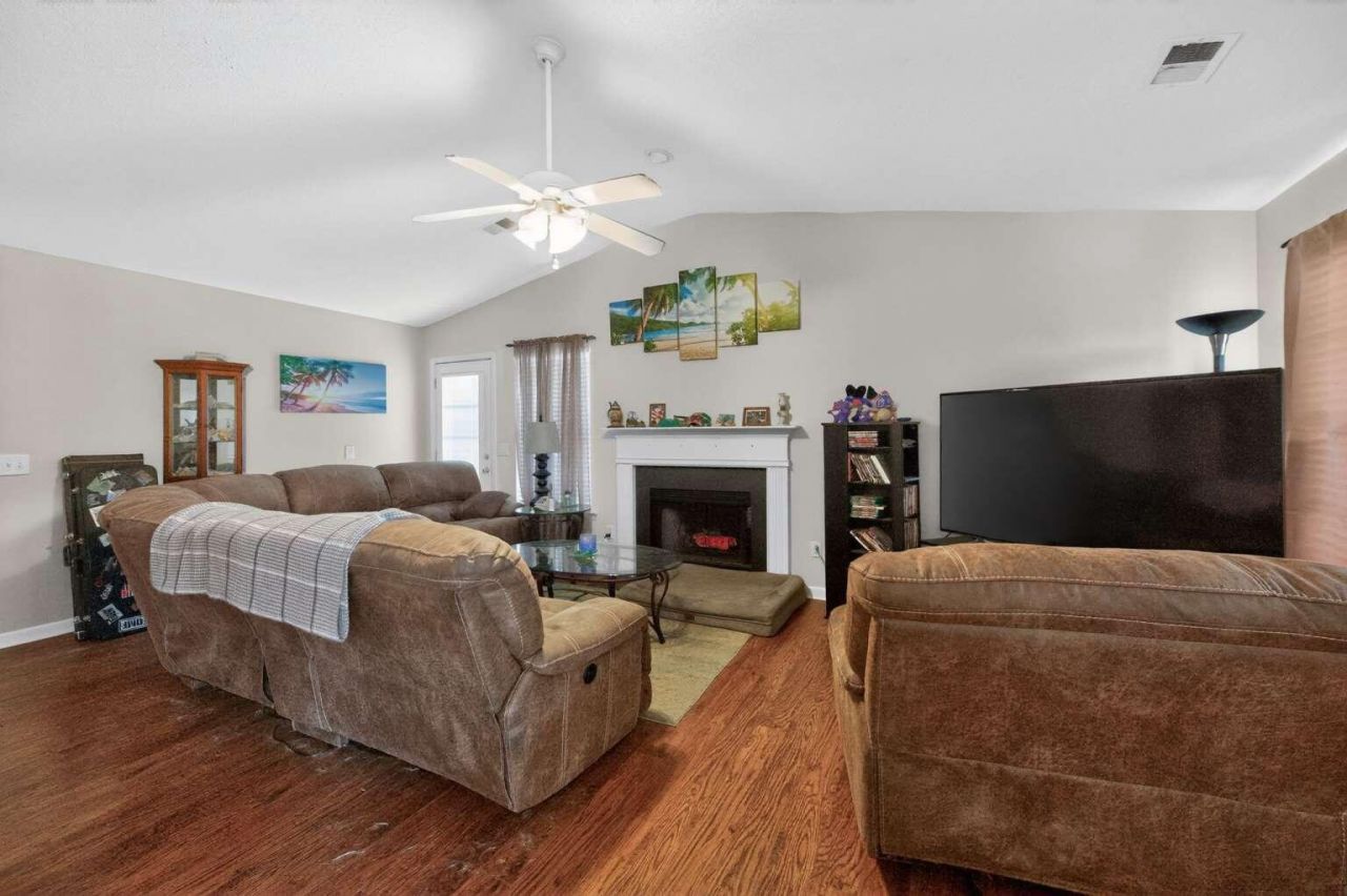 306 Springdale Court Photo 4