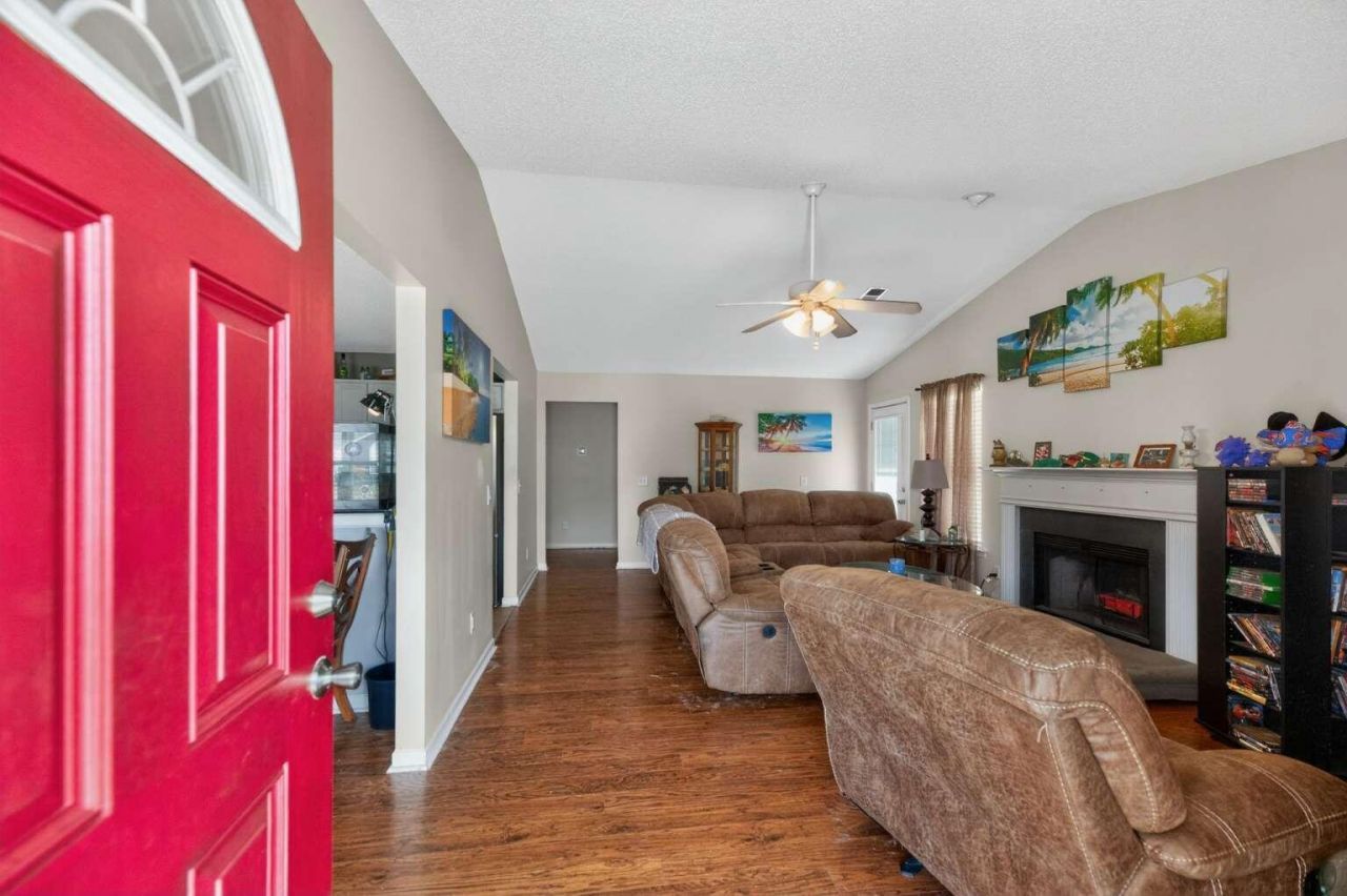 306 Springdale Court Photo 5