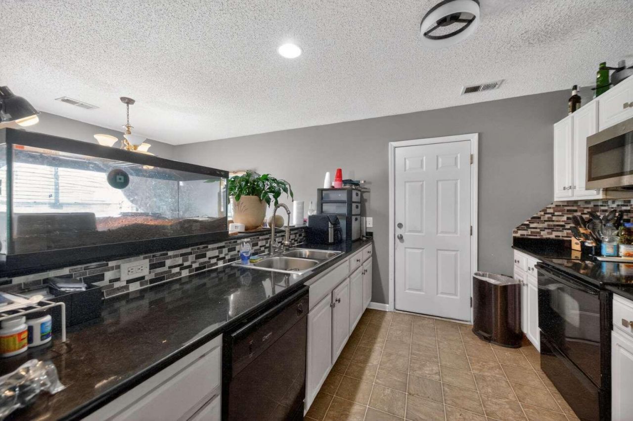 306 Springdale Court Photo 6