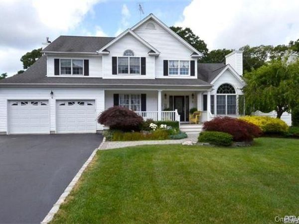 4 Rolling Wood Court, Hauppauge, NY 11788