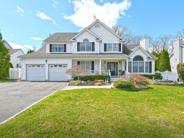 4 Rolling Wood Court, Hauppauge, NY 11788