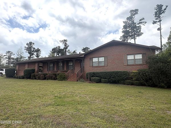 3225 5th Street , Marianna, FL 32446