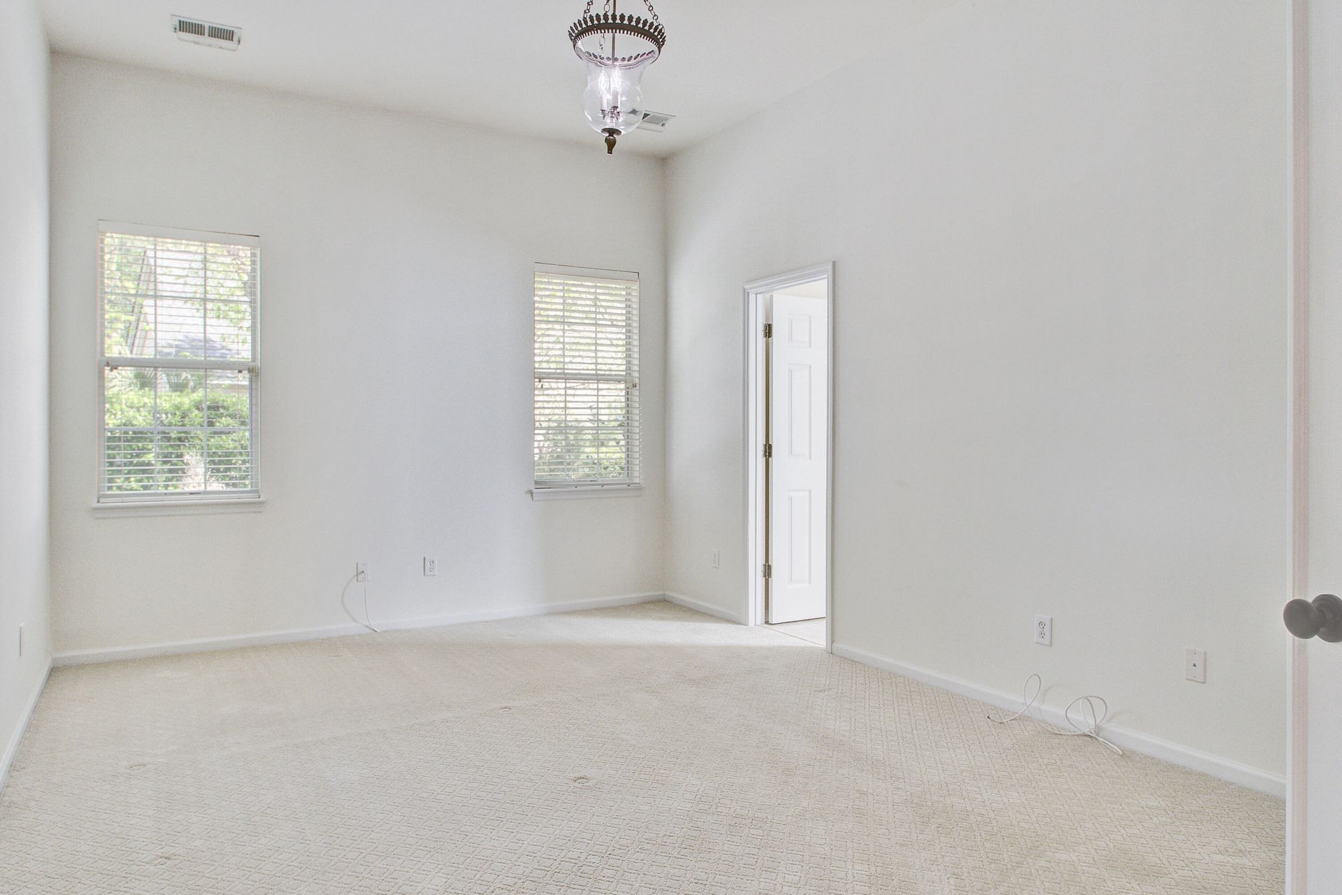 1462 Clarendon Way Photo 17