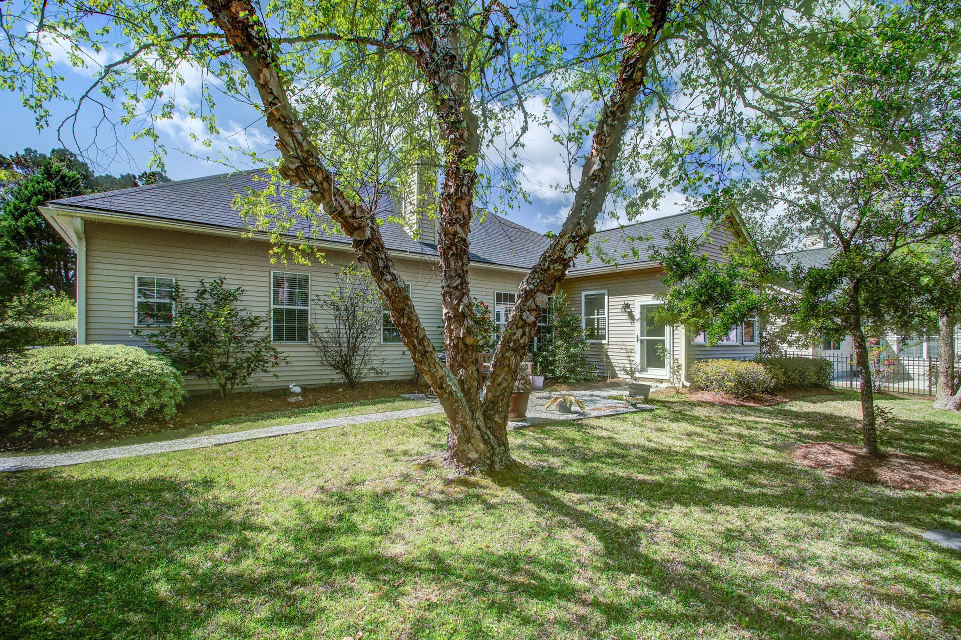 1462 Clarendon Way Photo 24