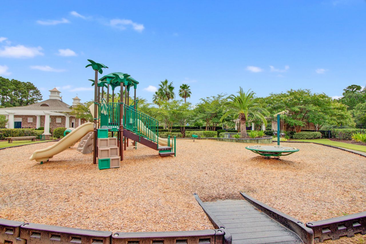 1462 Clarendon Way Photo 32