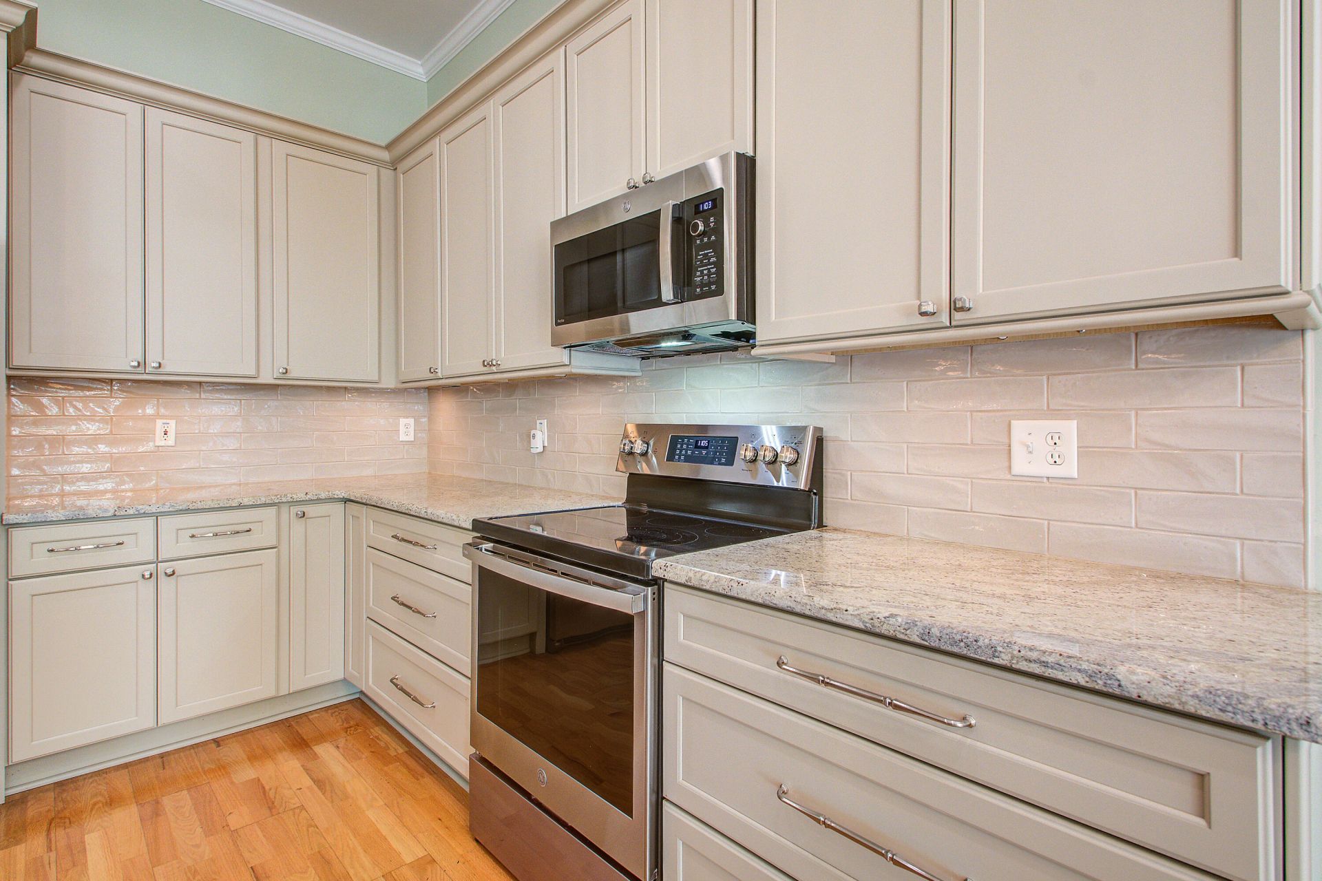 1462 Clarendon Way Photo 6