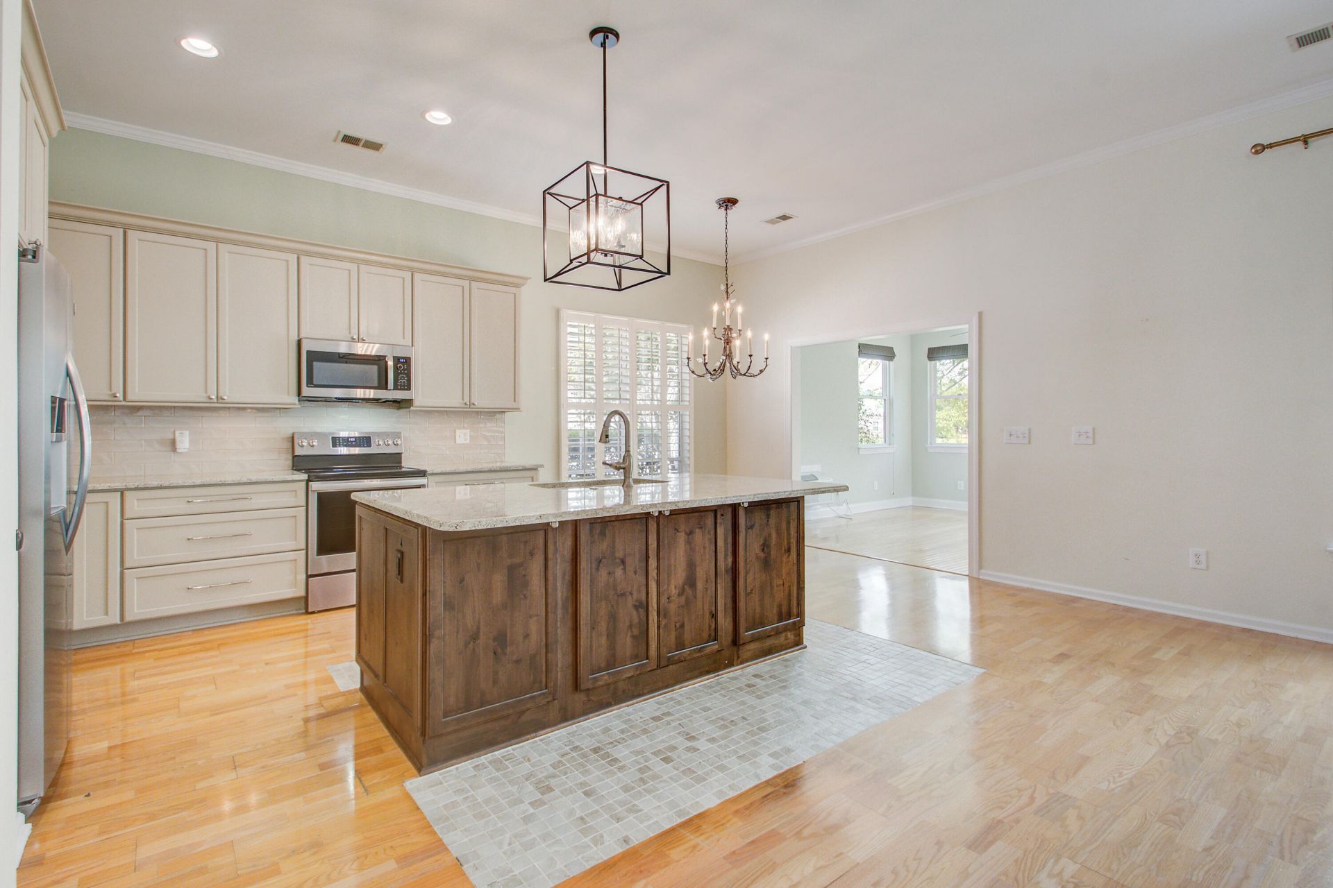 1462 Clarendon Way Photo 7