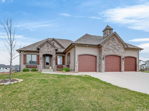 2357 Stonewood Court SW, Altoona, IA 50009