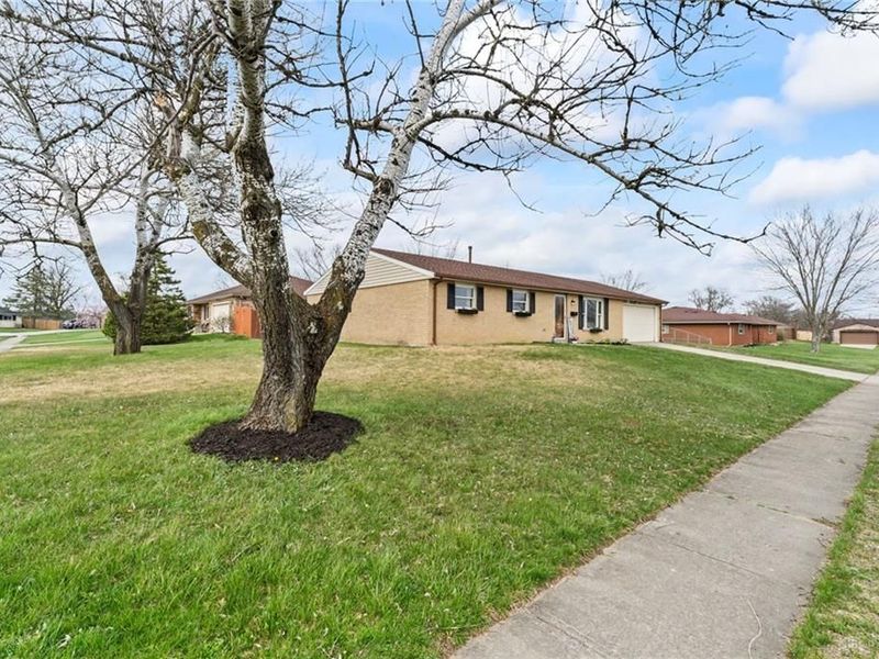 7039 Monte Carlo Drive, Englewood, OH 45322 Photo 2