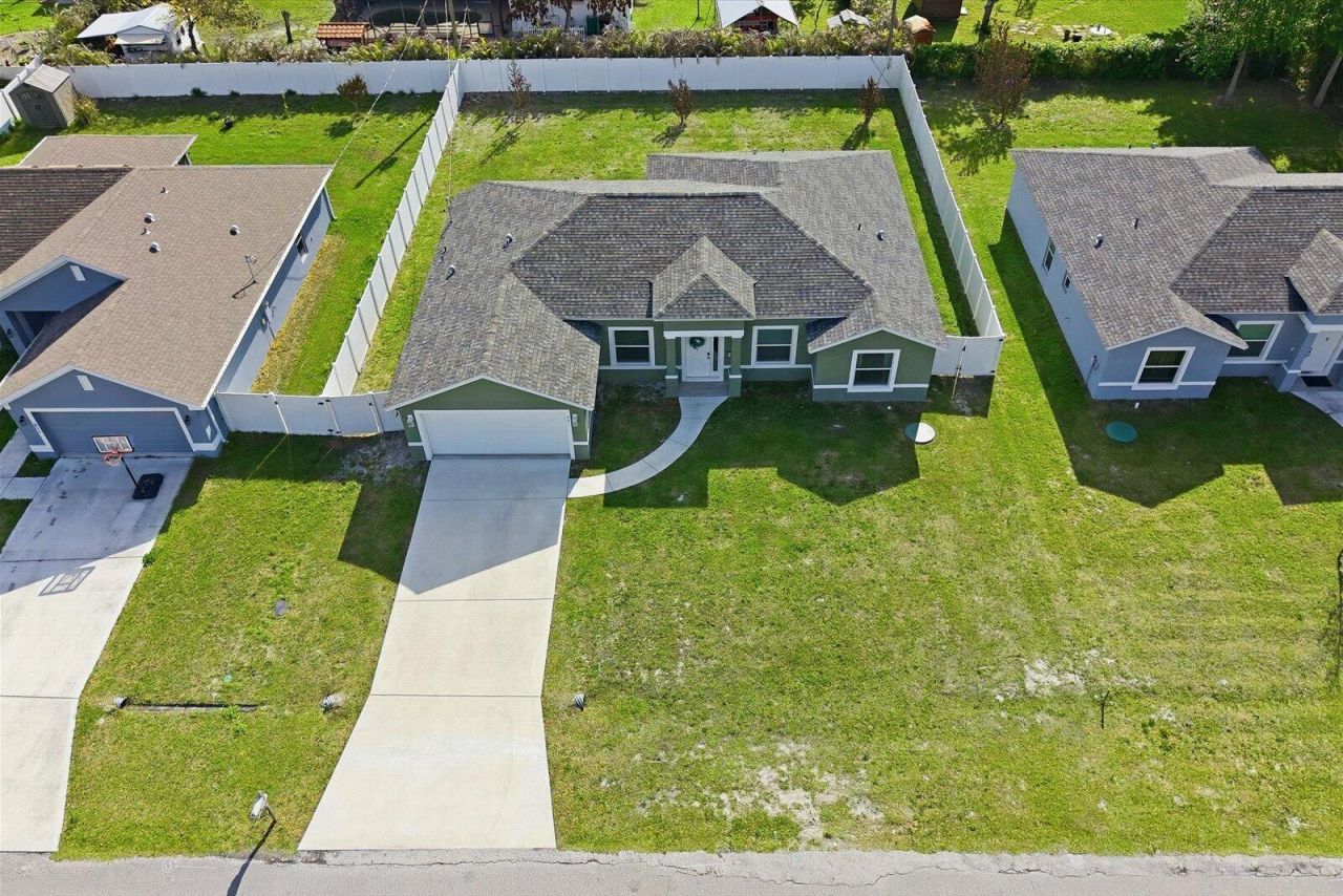 621 SE Prineville Street, Port Saint Lucie, FL 34983 Photo