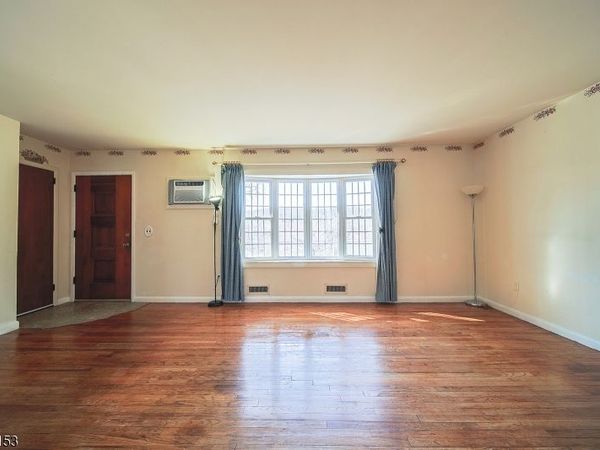 50 Knolls Rd, Bloomingdale, NJ 07403