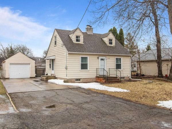 2436 HICKORY LANE, Appleton, WI 54915