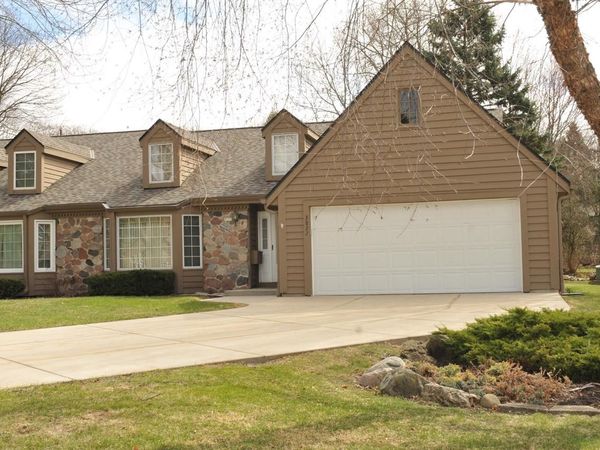 3822 S Oakbrook DRIVE S, Greenfield, WI 53228