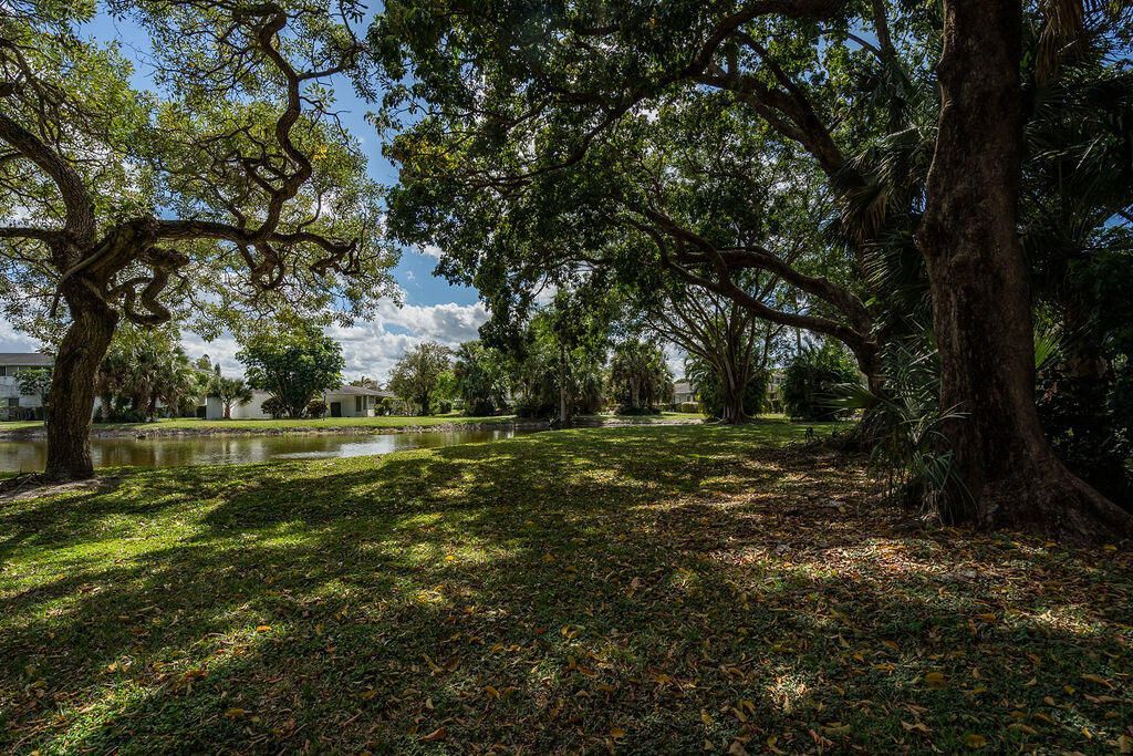 2 Greenway Village N, Unit 210, Royal Palm Beach, FL 33411 Photo