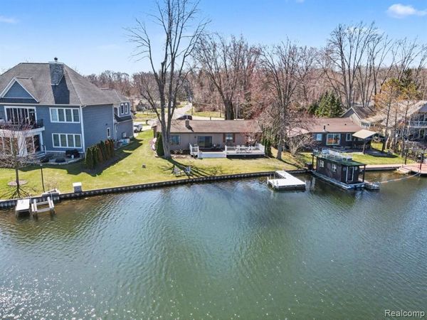 11591 PLEASANT VIEW Drive, Hamburg Twp, MI 48169