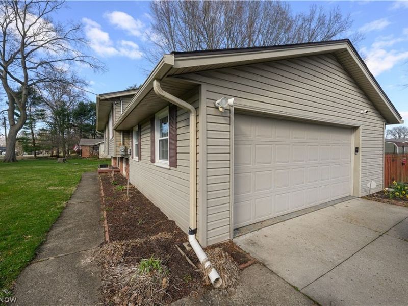 10770 Dot Avenue NE, Alliance, OH 44601 Photo 3