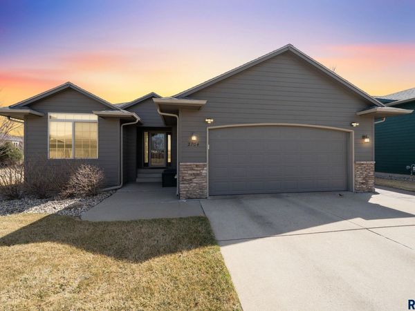 2704 S Grinnell Ave, Sioux Falls, SD 57106