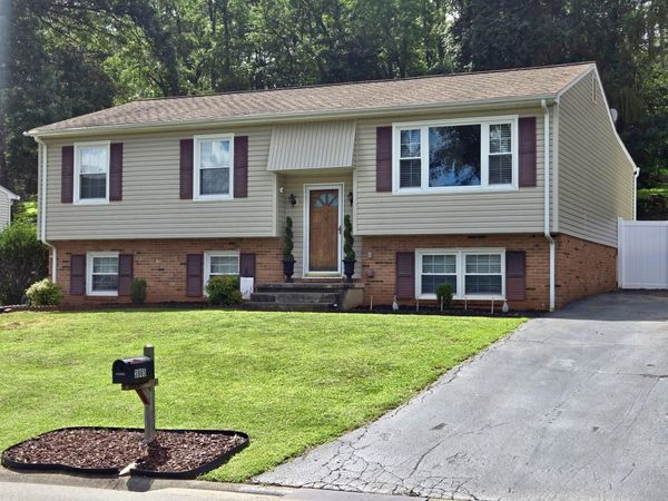 3865 Meadowlark RD, Roanoke, VA 24018