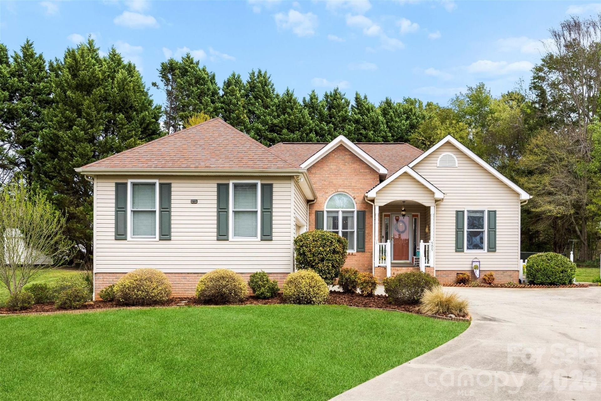 909 Blackburn Court, Gastonia, NC 28056 Main Photo