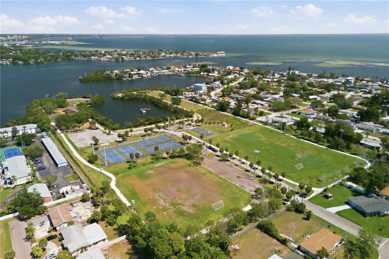 3871 Mariner Drive , Saint Petersburg, FL 33705 Photo