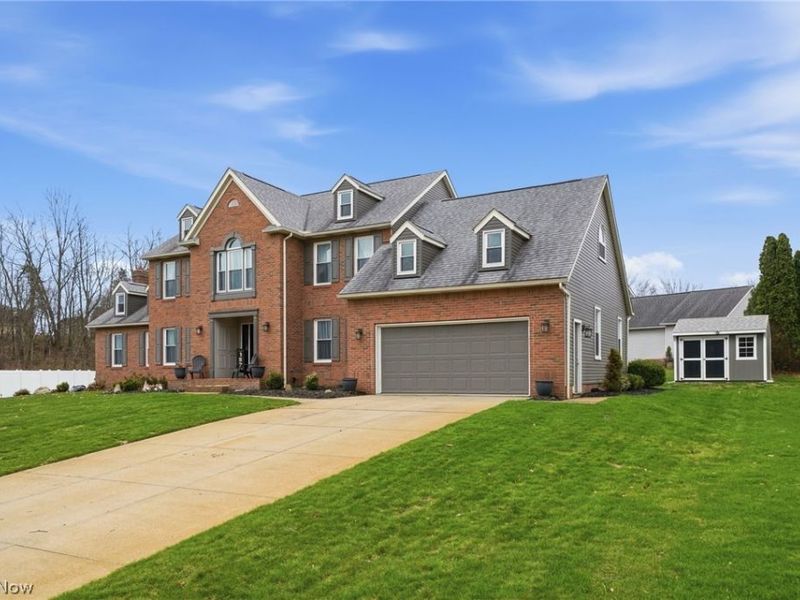 1576 Kings Arms Circle NW, Uniontown, OH 44685 Photo 2