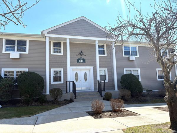 334 lakeland Avenue, Unit 4A, Sayville, NY 11782