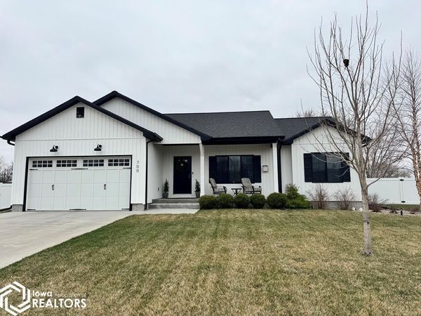 700 Oakwood Drive, Webster City, IA 50595