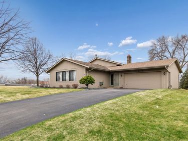 8706 Westwind Circle, Eden Prairie, MN 55344