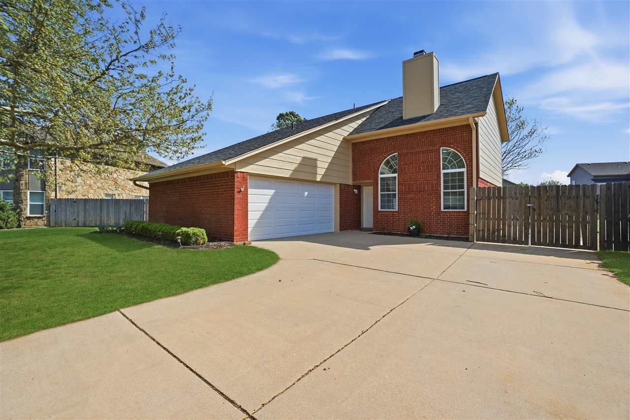 3036 NE Stratford Cir, Lawton, OK 73507 Main Photo