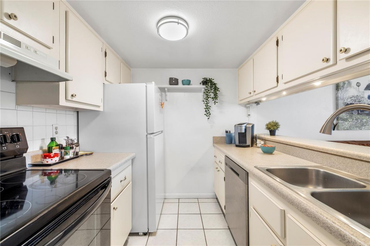 2525 W Bay Drive, Unit C21, Belleair Bluffs, FL 33770 Photo