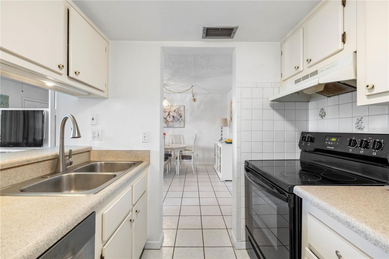 2525 W Bay Drive, Unit C21, Belleair Bluffs, FL 33770 Photo