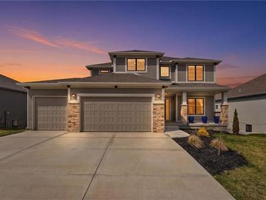 7080 NW Forest Lakes Drive, Parkville, MO 64152