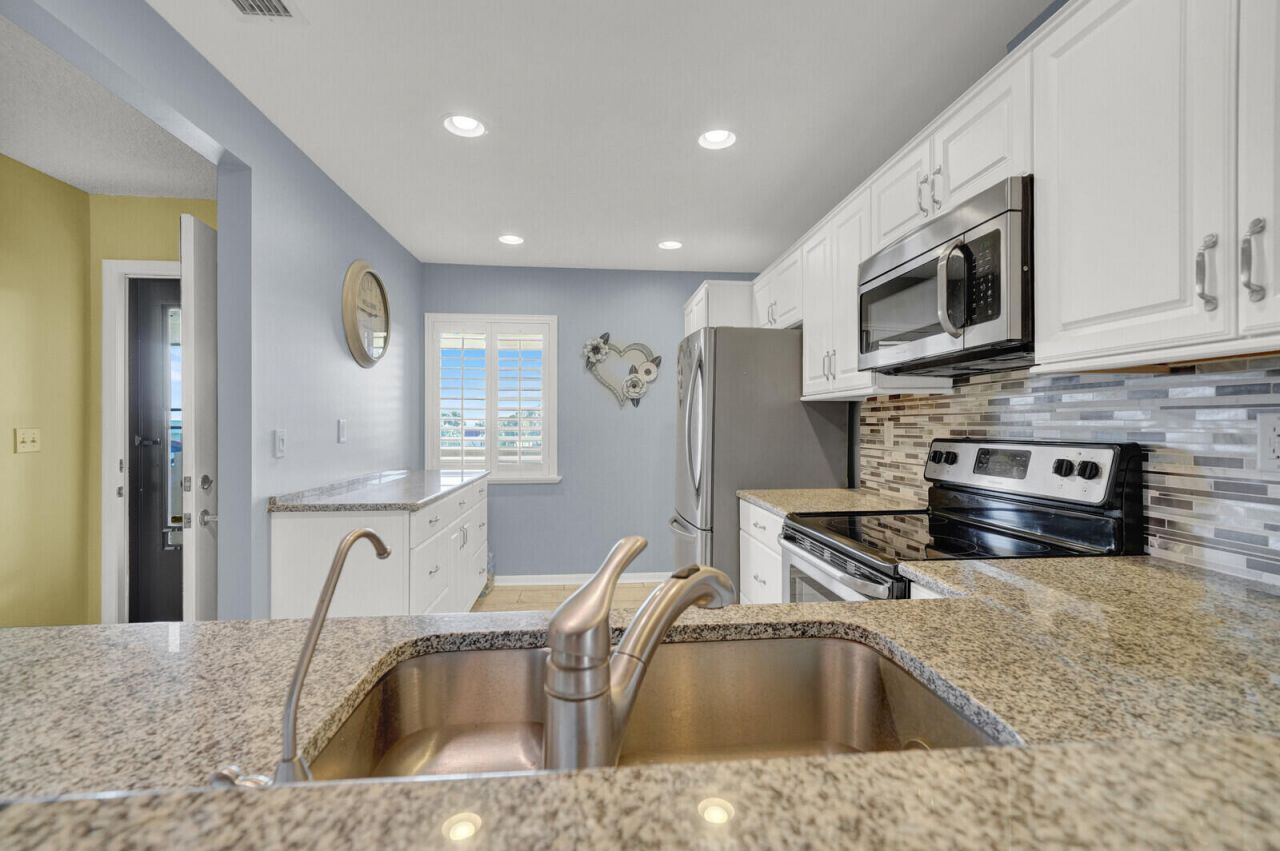 6901 SE Constitution Boulevard, Unit 204, Hobe Sound, FL 33455 Photo