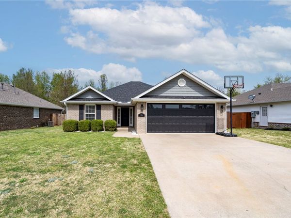 795 Deer Lodge Court, Siloam Springs, AR 72761