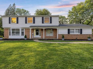 5738 Pebbleshire Road , Bloomfield Hills, MI 48301