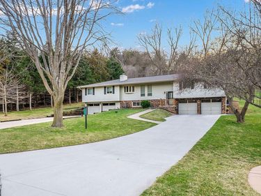 22742 LINDEN Road, CRESCENT, IA 51526